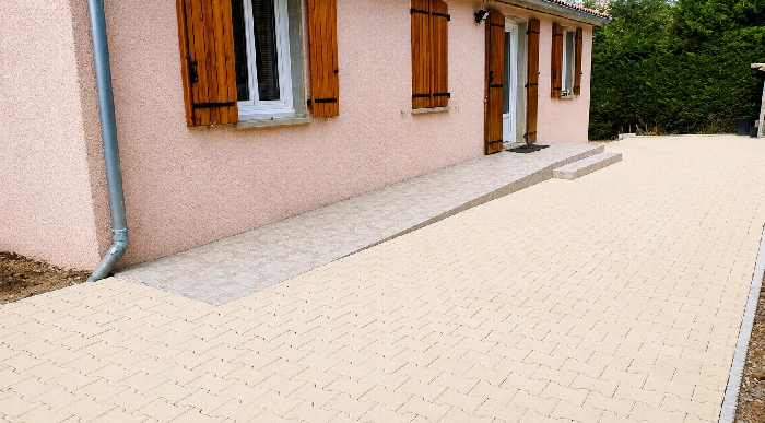 Création d'une rampe d'accès et aménagement de cour à Villebrumier