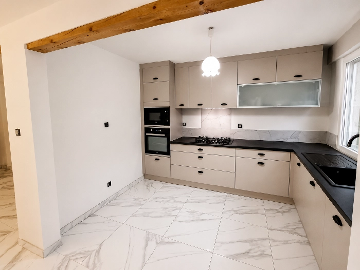 Vue de la cuisine rénovée avec agencement sur mesure à Cuxac-d’Aude, Aude