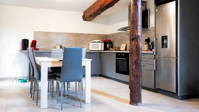 Cuisine après rénovation complète et nouvel agencement à Vira, Ariège