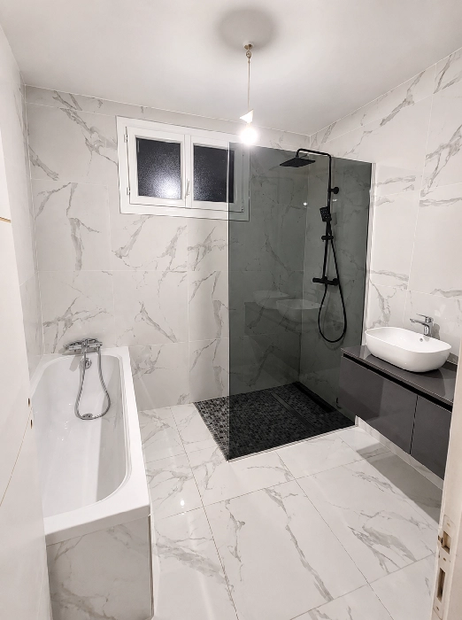 Salle de bain rénovée avec baignoire et douche à Cuxac-d’Aude, Aude