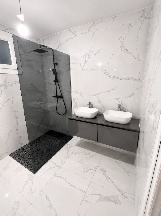Rénovation complète d’une salle de bain avec douche et double vasque à Cuxac-d’Aude, Aude