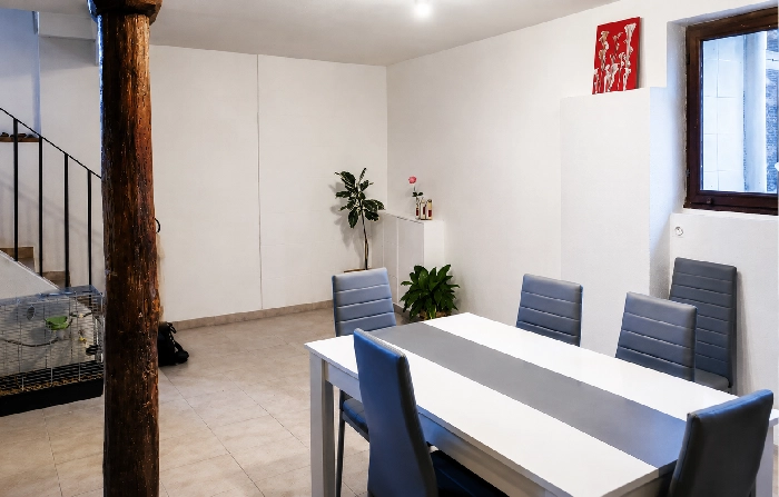 Salle à manger après rénovation complète et nouvel agencement à Vira, Ariège