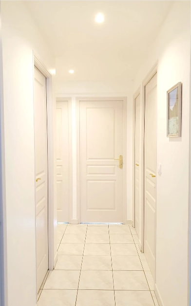 Entrée et suite du couloir après rénovation complète à Saint-Cloud, Hauts-de-Seine