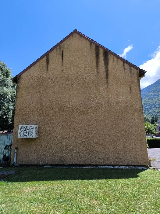 Façade avant traitement hydrofuge à Saint-Béat-Lez en Haute-Garonne