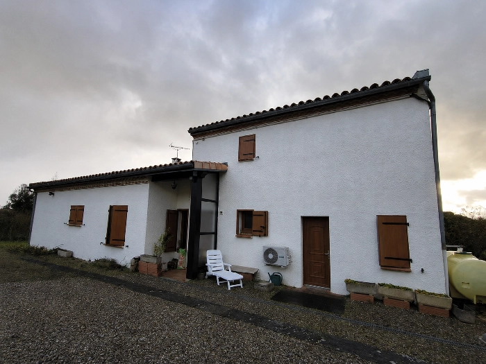 Façade avant rénovation et peinture thermique — Les Cresses, Villespy, dans l’Aude