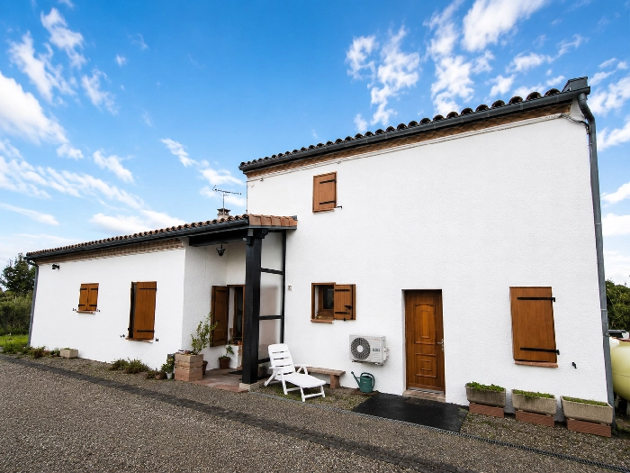 Façade après rénovation et peinture thermique — Les Cresses, Villespy, dans l’Aude