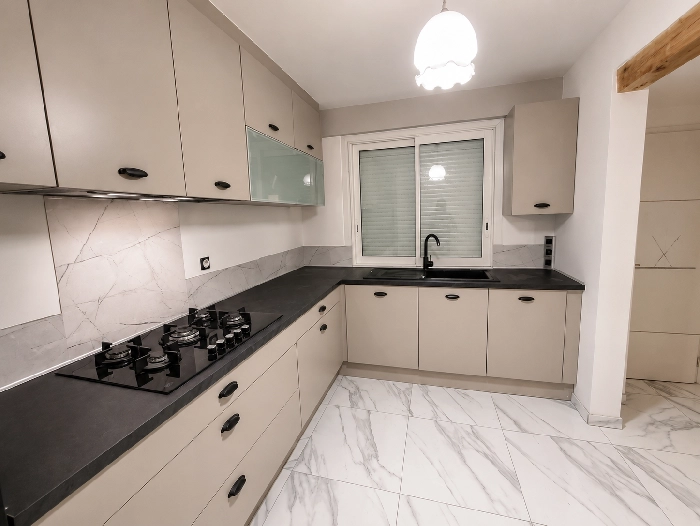 Cuisine après rénovation complète avec nouvel agencement sur mesure à Cuxac-d’Aude, Aude