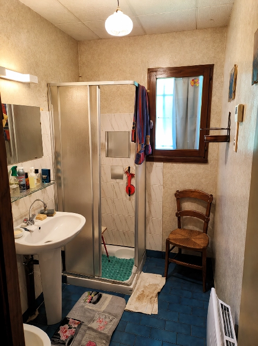 Salle de bain avant rénovation complète à Saint-Béat-Lez, Haute-Garonne