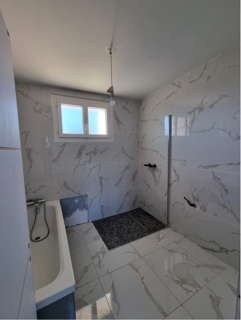 Salle de bain avant rénovation complète à Cuxac-d’Aude, Aude