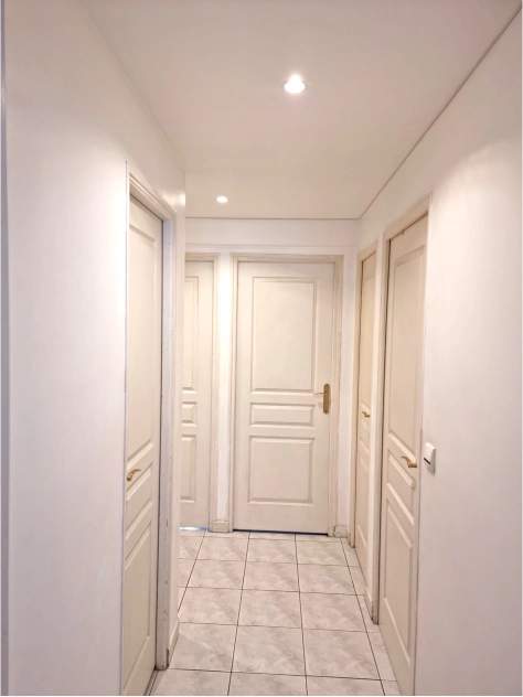 Suite du couloir d’entrée avant rénovation complète à Saint-Cloud, Hauts-de-Seine