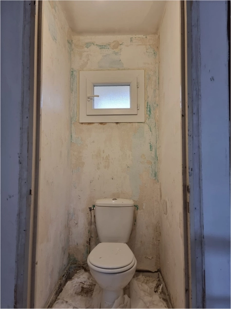 WC avant rénovation complète à Cuxac-d’Aude, Aude