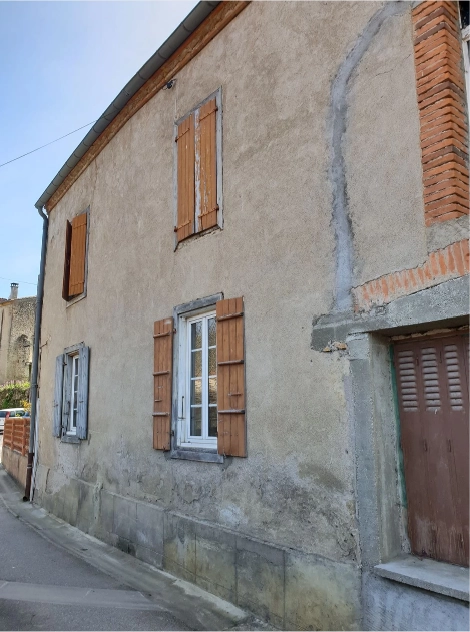 Façade avant de la maison avant ravalement à Vira en Ariège