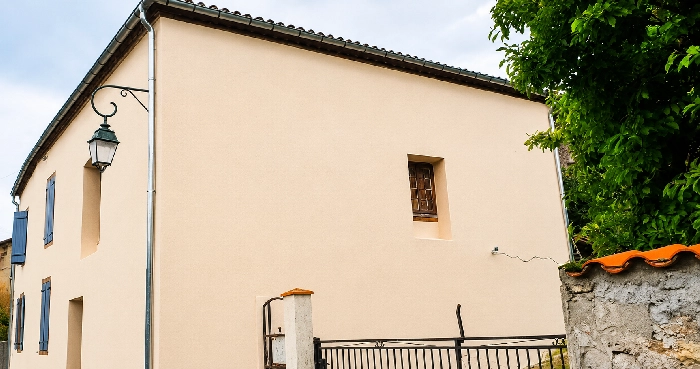 Vue d'ensemble de la maison après ravalement avec finition talochée à Vira en Ariège