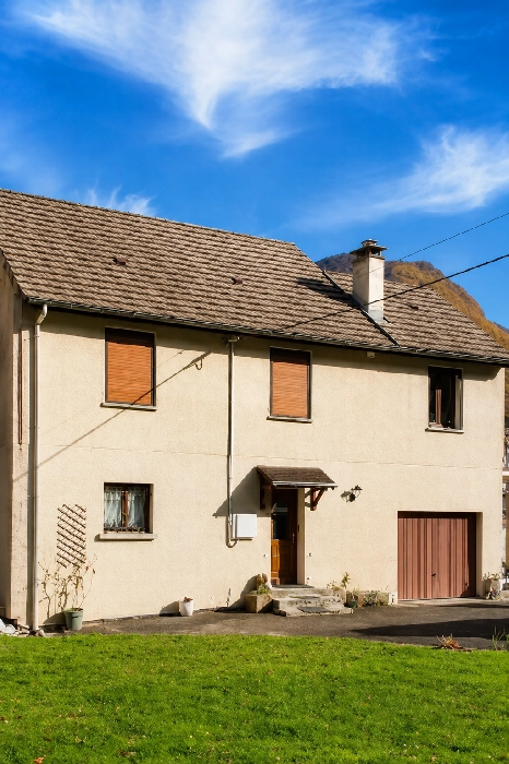 Façade de maison avant travaux de peinture thermique à Saint-Béat en Haute-Garonne