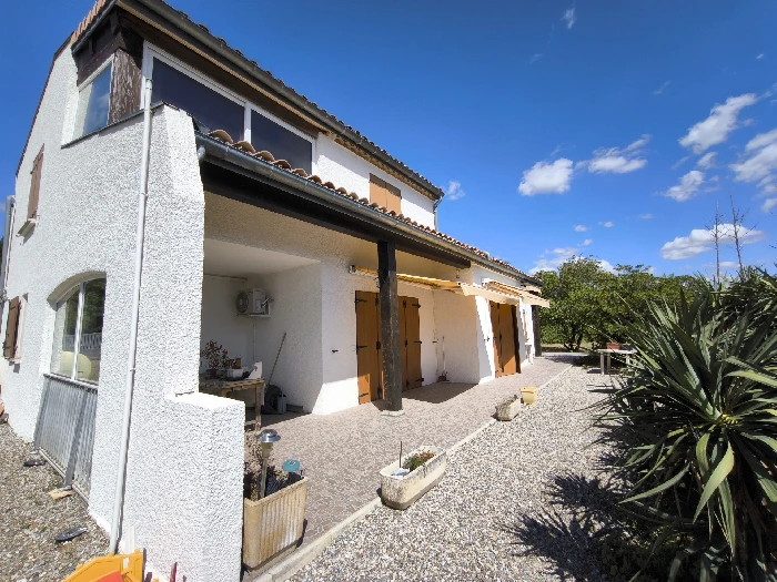 Terrasse rénovée avec carrelage extérieur — Les Cresses, Villespy, dans l'Aude